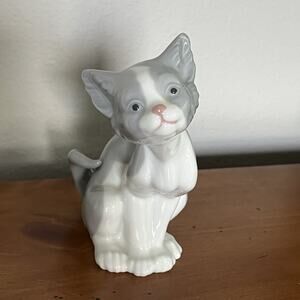 Lladro Cat Porcelain Figurine “Feed Me” Handmade In Spain, 1981, Collectors